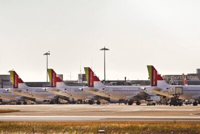 Portugal: Große Probleme an Flughäfen drohen - Streiks in Portugal: Reisende sollten ihren Flugstatus im Blick behalten.