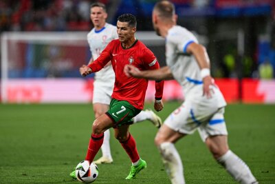Portugal mit "Schmerz und Schweiß" zum glücklichen Sieg - Cristiano Ronaldo (M) stellte mit seinem Einsatz gegen Tschechien einen weiteren EM-Rekord auf.