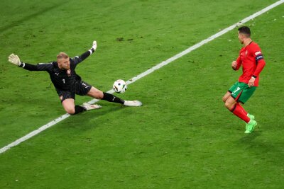 Portugal mit "Schmerz und Schweiß" zum glücklichen Sieg - Tschechiens Torhüter Jindrich Stanek (l) pariert einen Schuss von Cristiano Ronaldo.
