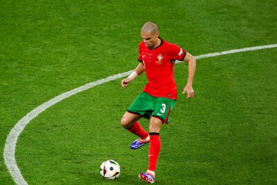 Portugal mit "Schmerz und Schweiß" zum glücklichen Sieg - Pepe löste Torwart-Legende Gabor Kiraly als ältesten EM-Teilnehmer ab.