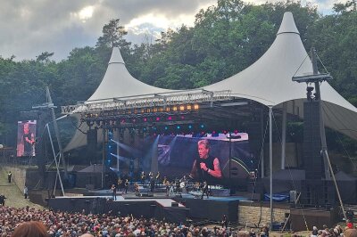 "Postbote in Lederjacke": Peter Maffay zeigt beim Auftritt auf der Waldbühne großes Herz - Atemberaubende Kulisse: Peter Maffay und Band auf der Waldbühne Berlin.