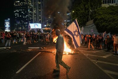 Präsident Herzog: Israels Sicherheit steht an erster Stelle - Nach der Entlassung von Verteidigungsminister Galant gingen in Israel zahlreiche Menschen gegen die Regierung von Ministerpräsident Netanjahu auf die Straße.  