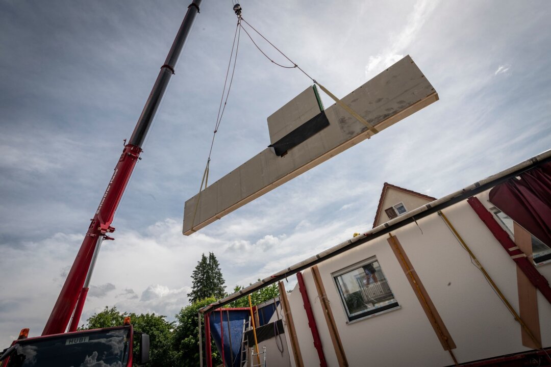 Präzise Baubeschreibung schützt vor Konflikten - Alles an seinen Platz: Beim Hausbau ist Präzision gefragt - das gilt auch für die Formulierungen in der Baubeschreibung.