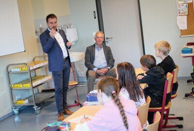 Preisverleihung in Freiberg: Schülerprojekte zur Montanregion Erzgebirge ausgezeichnet - Philipp Preissler in Vertretung des Oberbürgermeisters, rechts Prof. Helmuth Albrecht als Berater der UNESCO-Erzgebirge. Foto: Renate Fischer