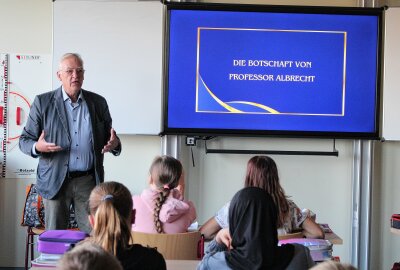 Preisverleihung in Freiberg: Schülerprojekte zur Montanregion Erzgebirge ausgezeichnet - Prof. Helmuth Albrecht bei seiner Glückwunschrede. Foto: Renate Fischer