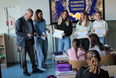 Preisverleihung in Freiberg: Schülerprojekte zur Montanregion Erzgebirge ausgezeichnet - Große Freude bei den Siegerinnen Fabienne, Hanna und Virsavia- li. Prof. Helmuth Albrecht und Frau Dr. Anna Wierzgon- Projektverantwortliche Foto: Renate Fischer