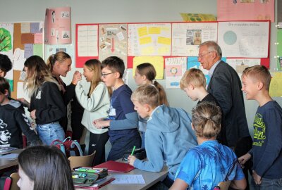 Preisverleihung in Freiberg: Schülerprojekte zur Montanregion Erzgebirge ausgezeichnet - Freude der Schüler auch noch danach. Foto: Renate Fischer