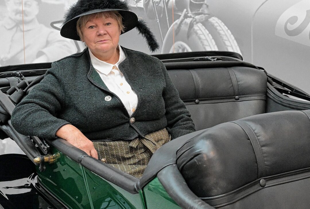 Premiere im Museum: Frau des Fahrzeugpioniers gibt "persönliche" Führungen in Zwickau - Dagmar Kröber schlüpft in die Rolle von Horchs Frau Anneliese.Foto: Ralf Wendland