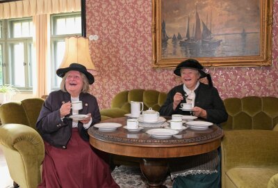 Premiere im Museum: Frau des Fahrzeugpioniers gibt "persönliche" Führungen in Zwickau - Im Horch-Museum werden wieder Spezialführungen angeboten - im Bild Silvia Romberger (li.) und Dagmar Kröber (re.). Foto: Ralf Wendland