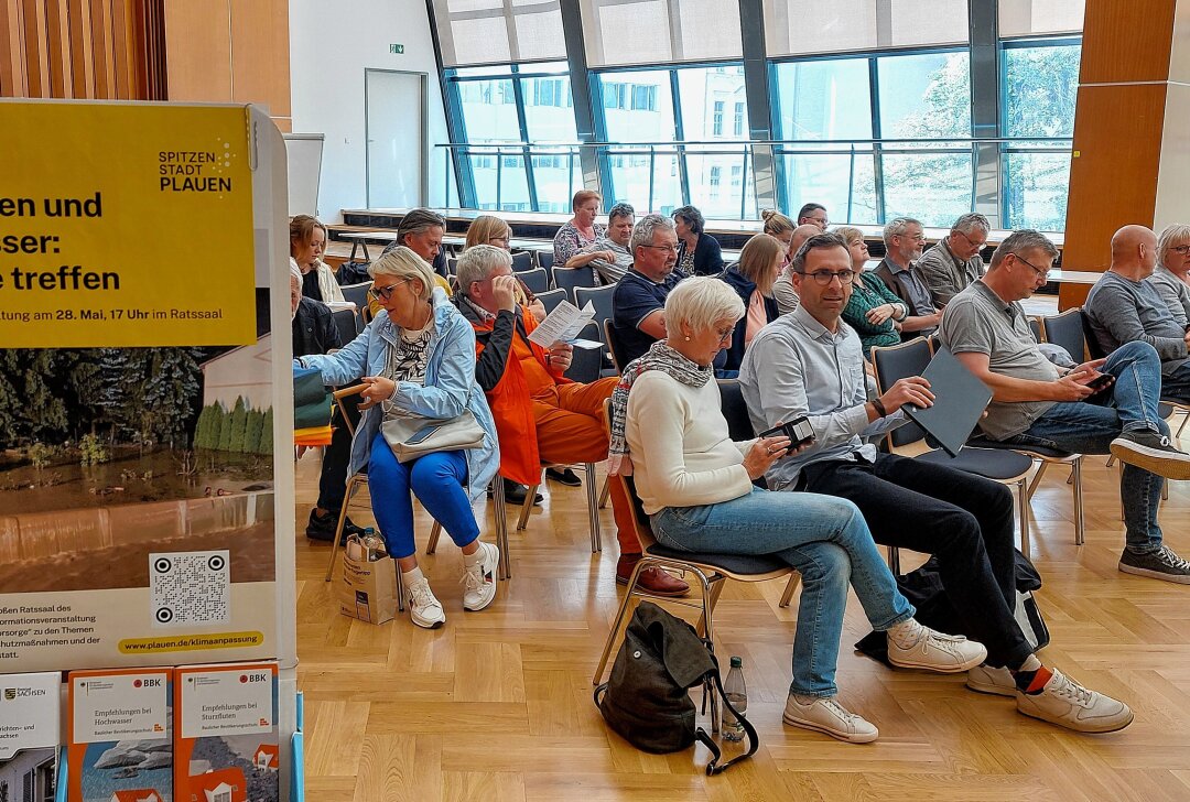 Private Hochwasserschutzvorsorge in Plauen: Weil es jeden treffen kann - Gut besucht war die Informationsveranstaltung zum privaten Hochwasserschutz im Plauener Ratssaal. Foto: Karsten Repert