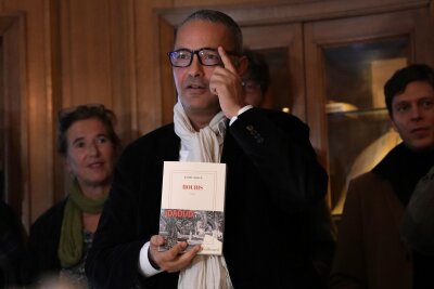 Prix Goncourt geht an Kamel Daoud - Der algerisch-französische Schriftsteller Kamel Daoud, nachdem er am Montag in Paris im Restaurant Drouant mit dem Prix Goncourt, dem renommiertesten Literaturpreis Frankreichs, ausgezeichnet wurde.