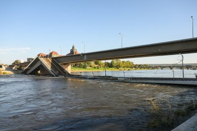 Probebohrungen an Carolabrücke für neue Fernwärmeleitung - Der Versorger Sachsenenergie prüft aktuell verschiedene Varianten für die Verlegung einer neuen Fernwärmeleitung im Bereich der teilweise eingestürzten Carolabrücke. (Archivbild)