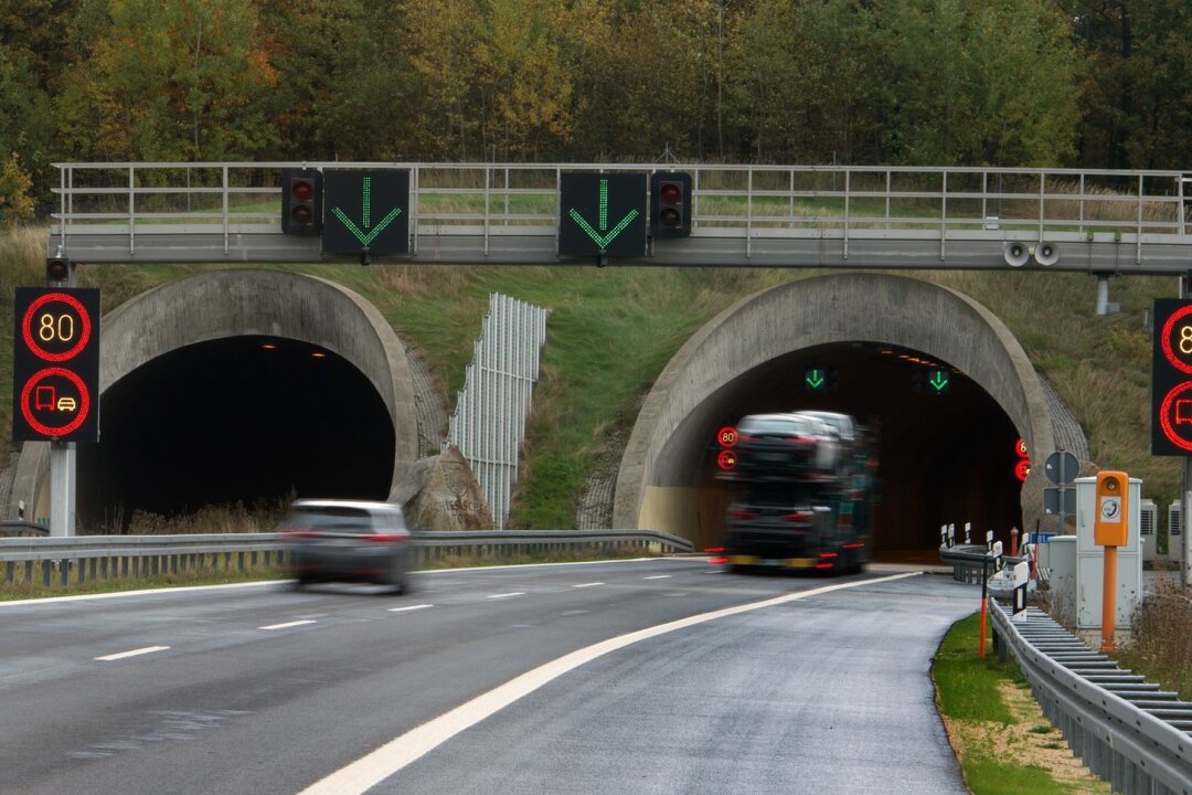 Probleme bei Arbeiten verzögern Tunnelsanierung auf A4 - Die Arbeiten an den Notrufnischen sind abgeschlossen, der Ausbau dauert an. (Archivbild)