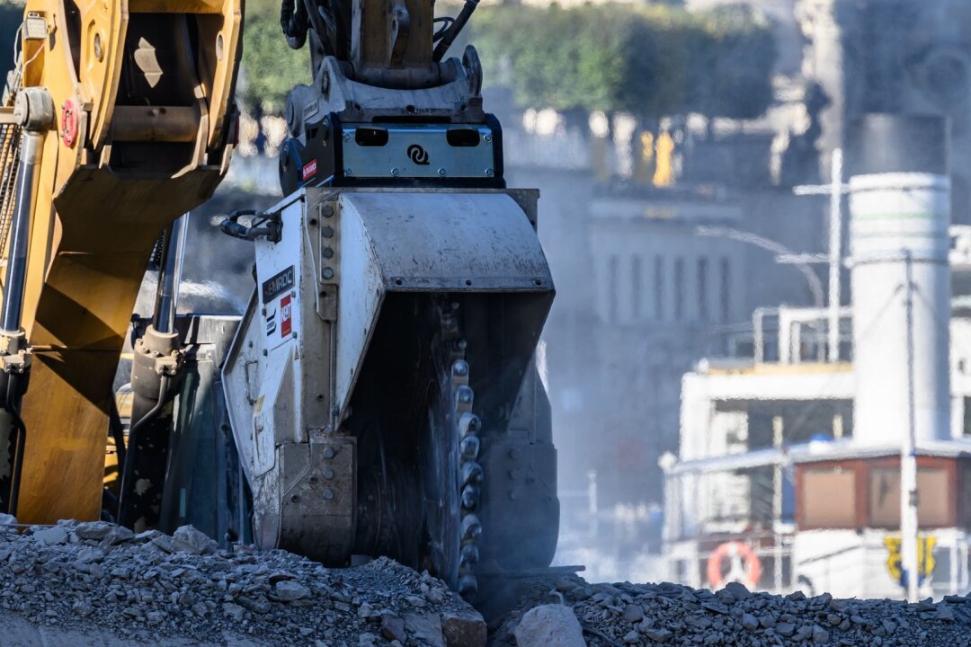 Probleme mit Wasserstand bei Abbruch an Carolabrücke - Die Abbrucharbeiten an der teilzerstörten Carolabrücke in Dresden liegen im Plan, es gibt aber Probleme mit dem Wasserstand.