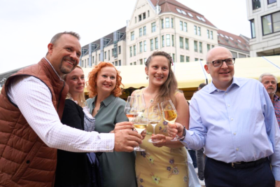 Programm-Highlights zum Chemnitzer Weinfest - Das Weinfest in Chemnitz wird am 26. Juli eröffnet. Auch Oberbürgermeister Sven Schulze (r.) wird wieder zur Eröffnung dabei sein. 