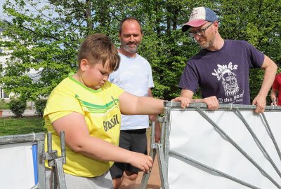 Projektzirkus: Kinder stehen in der Manege - Eltern helfen unter Anleitung beim Aufbau. Foto: Katja Lippmann-Wagner