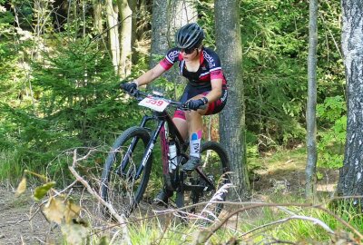 Prominente Sportler meistern den 24. Greifenstein-Bike-Marathon - Für die vielen Zuschauer tauchten die Sportler schnell aus dem dichten Wald auf. Foto: Andreas Bauer