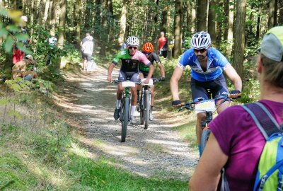 Prominente Sportler meistern den 24. Greifenstein-Bike-Marathon - Je länger das Rennen dauerte, desto weiter zog sich das Feld auseinander. Foto: Andreas Bauer