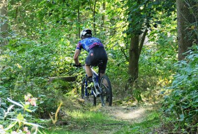 Prominente Sportler meistern den 24. Greifenstein-Bike-Marathon - Genauso schnell waren die Biker auch wieder im Wald verschwunden. Foto: Andreas Bauer