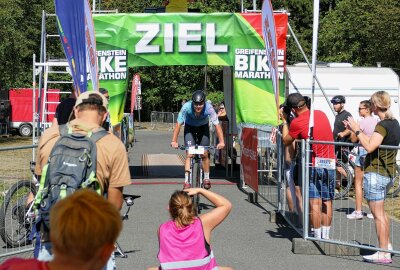 Prominente Sportler meistern den 24. Greifenstein-Bike-Marathon - Endlich geschafft! Foto: Andreas Bauer