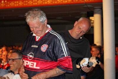Prominenter Fußball-Talk: Tiffert, Basler und  Schmitt sinnieren über das runde Leder - Autogramme von Mario Basler waren auch in der Stadthalle begehrt. Foto: A.Büchner