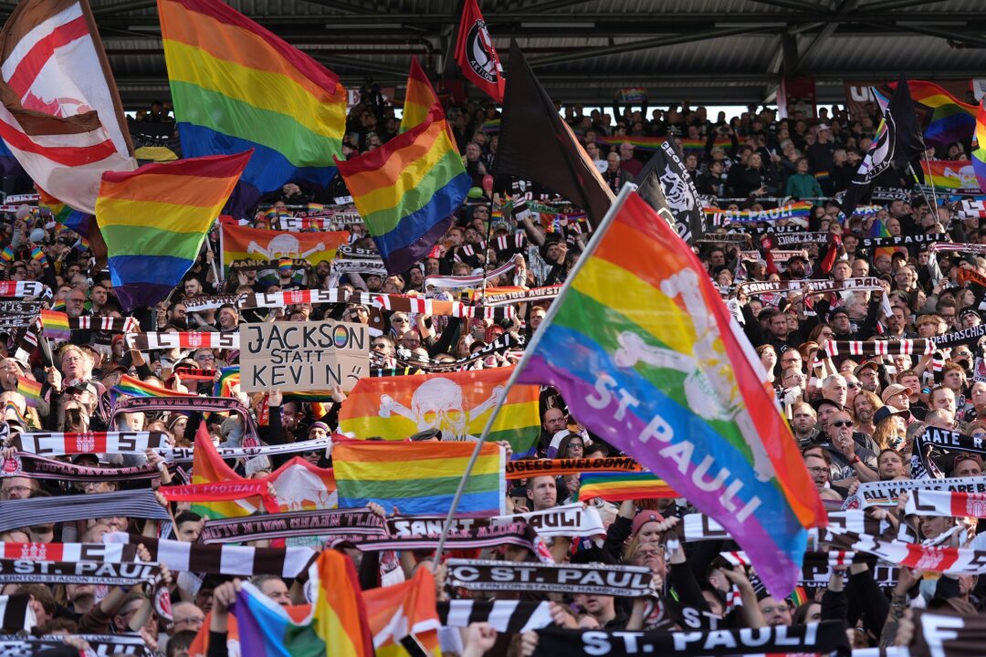 Protest der Pauli-Fans: Wolfsburg-Chef verteidigt Behrens - Bunter Protest gegen Wolfsburgs Stürmer Kevin Behrens.