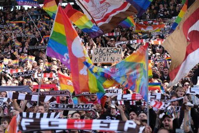 Protest der Pauli-Fans: Wolfsburg-Chef verteidigt Behrens - Deutliches Zeichen der Fans des FC St. Pauli gegen Homophobie.