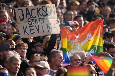 Protest der Pauli-Fans: Wolfsburg-Chef verteidigt Behrens - Die Fans des FC St. Pauli beziehen Stellung und zeigen eindeutig Sympathie für ihren Kapitän Jackson Irvine. 