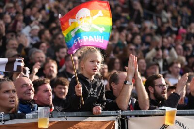 Protest der Pauli-Fans: Wolfsburg-Chef verteidigt Behrens - Auch die kleinen St. Pauli-Fans protestieren für Toleranz und Vielfalt. 