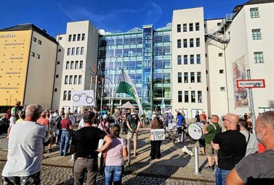 Protest gegen Lauterbach: Demonstration der "Freien Sachsen" vor dem Tietz - Am Dienstagabend hat die Partei "Freie Sachsen" zu einer Demonstration vor dem Tietz aufgerufen Foto: Harry Härtel