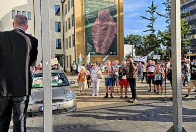 Protest gegen Lauterbach: Demonstration der "Freien Sachsen" vor dem Tietz - Am Dienstagabend hat die Partei "Freie Sachsen" zu einer Demonstration vor dem Tietz aufgerufen. Foto: Harry Härtel