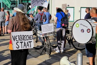 Protest gegen Lauterbach: Demonstration der "Freien Sachsen" vor dem Tietz - Am Dienstagabend hat die Partei "Freie Sachsen" zu einer Demonstration vor dem Tietz aufgerufen. Foto: Harry Härtel