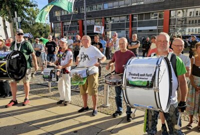 Protest gegen Lauterbach: Demonstration der "Freien Sachsen" vor dem Tietz - Am Dienstagabend hat die Partei "Freie Sachsen" zu einer Demonstration vor dem Tietz aufgerufen. Foto: Harry Härtel