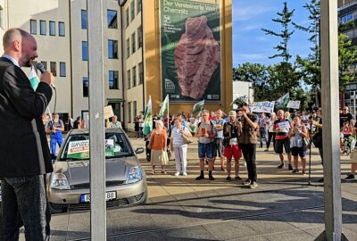 Protest gegen Lauterbach: Demonstration der "Freien Sachsen" vor dem Tietz - Am Dienstagabend hat die Partei "Freie Sachsen" zu einer Demonstration vor dem Tietz aufgerufen. Foto: Harry Härtel