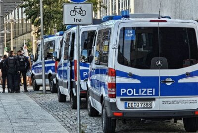 Protest gegen Lauterbach: Demonstration der "Freien Sachsen" vor dem Tietz -  Die Polizei ist mit Kräften vor Ort. Foto: Harry Härtel