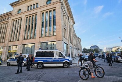 Protest gegen Lauterbach: Demonstration der "Freien Sachsen" vor dem Tietz -  Die Polizei ist mit Kräften vor Ort. Foto: Harry Härtel