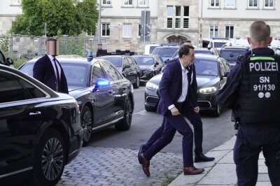 Der Gesundheitsminister musste durch einen Seiteneingang mit Personen- und Polizeischutz ins Tietz gelangen. Foto: Harry Härtel