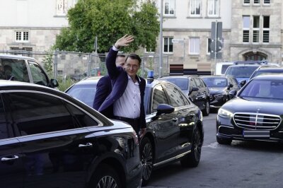 Der Gesundheitsminister musste durch einen Seiteneingang mit Personen- und Polizeischutz ins Tietz gelangen. Foto: Harry Härtel