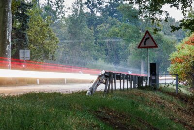 Protest gegen neue Super-Radarfallen in Frankreich - Die fest installierten Blitzer an Frankreichs Straßen sind oft Zielscheibe von Vandalismus (Archivbild).