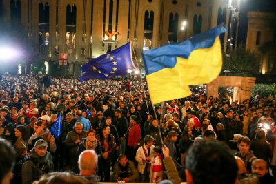 Protest in Georgien - Opposition fordert Wahlwiederholung - Zu Tausenden protestieren Anhänger der proeuropäischen Opposition in Georgien gegen das offiziell verkündete Ergebnis nach der Parlamentswahl.