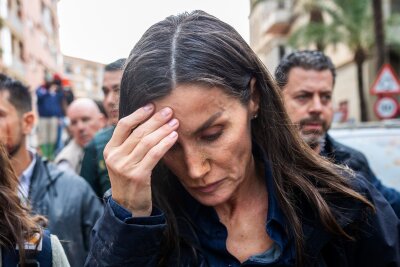 Protest von Unwetter-Opfern: König Felipe zeigt Verständnis - Spaniens Königin Letizia reagiert betroffen, als sie die von den Überschwemmungen betroffenen Menschen in der Nähe von Valencia besucht. 