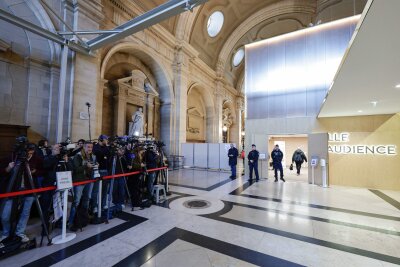 Prozess um Mord an Lehrer Samuel Paty in Paris gestartet - Unter großem Medieninteresse hat in Paris der Prozess um den Mord an dem Lehrer Samuel Paty begonnen.