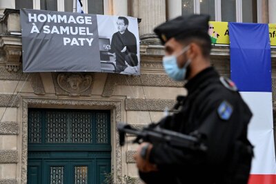 Prozess um Mord an Lehrer Samuel Paty in Paris gestartet - Nach dem Mord an Samuel Paty beklagten Lehrerinnen und Lehrer in Frankreich sich über unzureichenden Schutz gegen Bedrohungen (Archivbild).