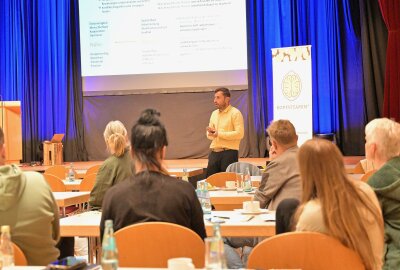 Psychische Gesundheit im Fokus: Rückblick auf den Kopfvitamin-Tagung in Schneeberg - Dr. Frederik Haarig (vorn) beim Fachtag - er hält heute zusätzlich einen Vortrag in der "Goldnen Sonne" in Schneeberg. Foto: Ralf Wendland