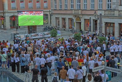 Public Viewing in der Chemnitzer City: Fans feiern den späten Gruppensieg - Die Fans bejubeln den deutschen Gruppensieg in der Chemnitzer City. Fotos: Harry Härtel