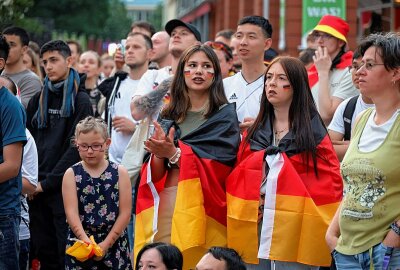 Public Viewing in der Chemnitzer City: Fans feiern den späten Gruppensieg - Die Fans bejubeln den deutschen Gruppensieg in der Chemnitzer City. Fotos: Harry Härtel