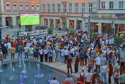 Public Viewing in der Chemnitzer City: Fans feiern den späten Gruppensieg - Die Fans bejubeln den deutschen Gruppensieg in der Chemnitzer City. Fotos: Harry Härtel