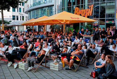 Public Viewing in der Chemnitzer City: Fans feiern den späten Gruppensieg - Die Fans bejubeln den deutschen Gruppensieg in der Chemnitzer City. Fotos: Harry Härtel