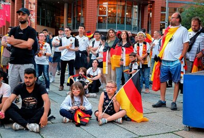 Public Viewing in der Chemnitzer City: Fans feiern den späten Gruppensieg - Die Fans bejubeln den deutschen Gruppensieg in der Chemnitzer City. Fotos: Harry Härtel