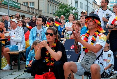 Public Viewing in der Chemnitzer City: Fans feiern den späten Gruppensieg - Die Fans bejubeln den deutschen Gruppensieg in der Chemnitzer City. Fotos: Harry Härtel